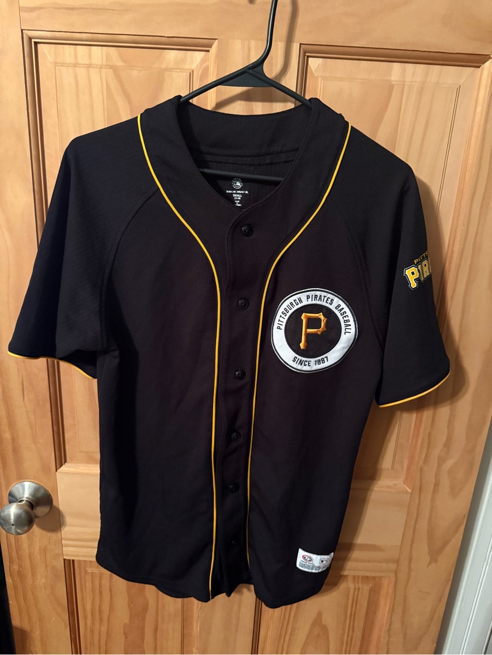 Like New, Men’s Size Small (34-36) Pittsburgh Pirates Button Up Jersey